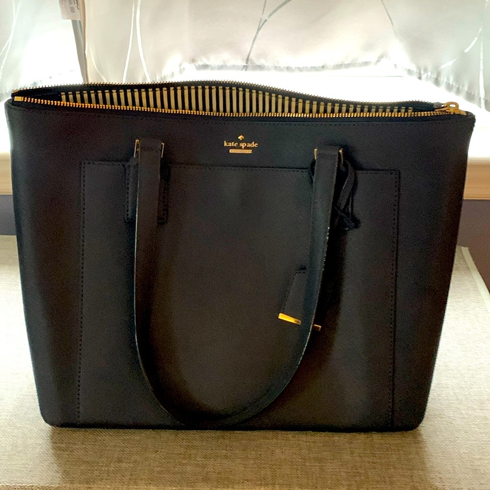 Navy blue Kate Spade bag. Good used condition.
